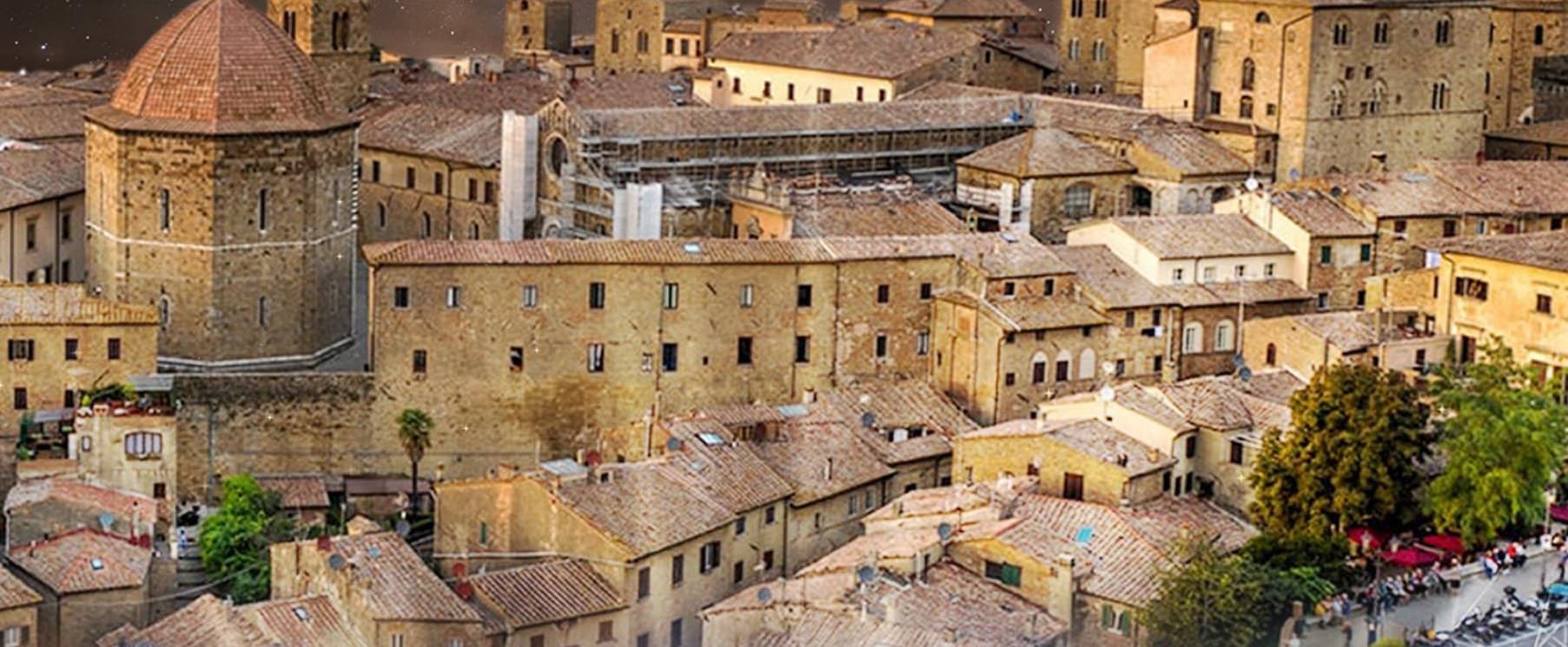 Portada del especial Volterra de Nueva Economía, con la ciudad toscana iluminada de noche