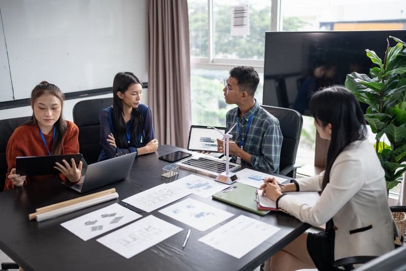 Equipo de trabajo en una sesión de formación empresarial