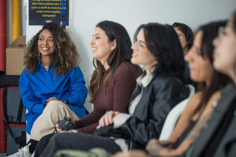 Participantes de una tertulia escuchando una conversación estratégica