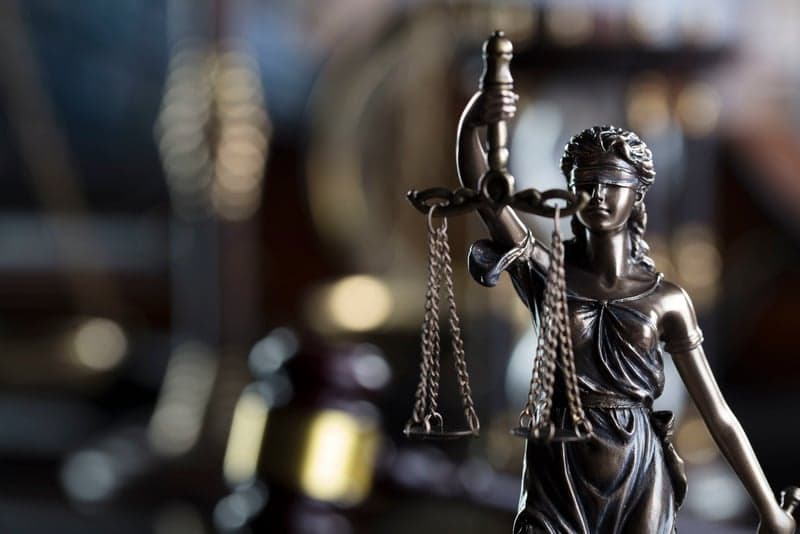 Estatua de la justicia sosteniendo la balanza