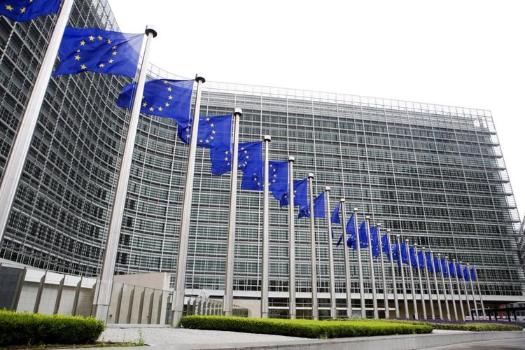Bruselas acusa a Google de favorecer sus servicios en búsquedas y exige a Apple abrir sus sistemas operativos