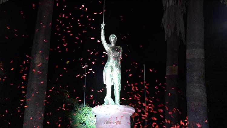 Banco Unión rinde homenaje a Juana Asurdui de Padilla con la entrega de un monumento en la plaza 25 de Mayo de Sucre