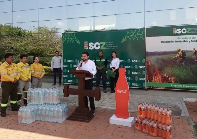 Embol entrega equipos y cerca de 8.000 litros de agua y bebidas hidratantes para luchar contra incendios