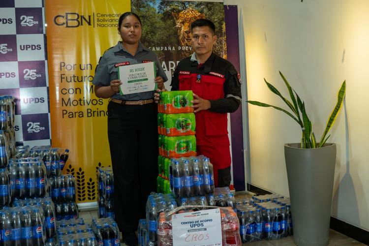Apoyando la iniciativa de Alas Chiquitanas, CBN realiza una nueva donación de bebidas a los bomberos que combaten los incendios