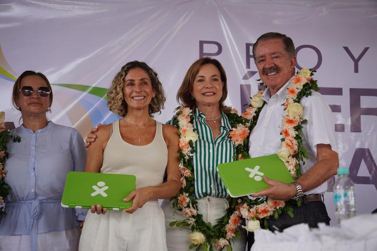 Imagen de portada: Gobierno y sector privado entregan computadoras y conectividad satelital a escuelas rurales en Santa Cruz