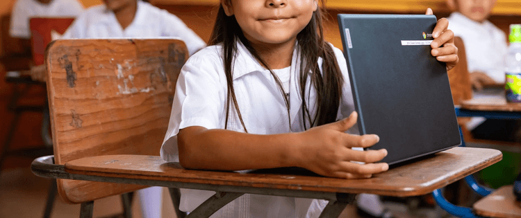 Imagen de portada: Gobierno y sector privado entregan computadoras y conectividad satelital a escuelas rurales en Santa Cruz