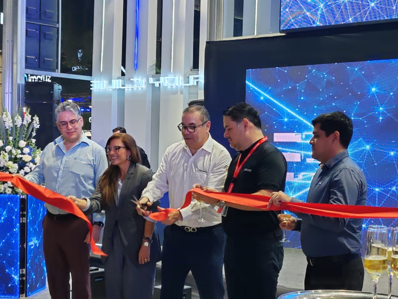 Crown Ltda. presenta en Expocruz 2026 el nuevo BYD ATTO 8 DM-i, el SUV Super Híbrido de siete plazas