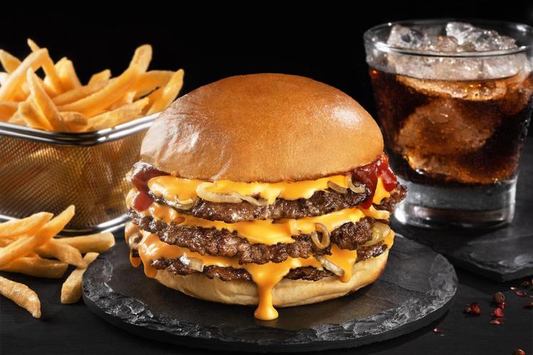 Carne, queso y papas fritas: la combinación tradicional que nunca falla