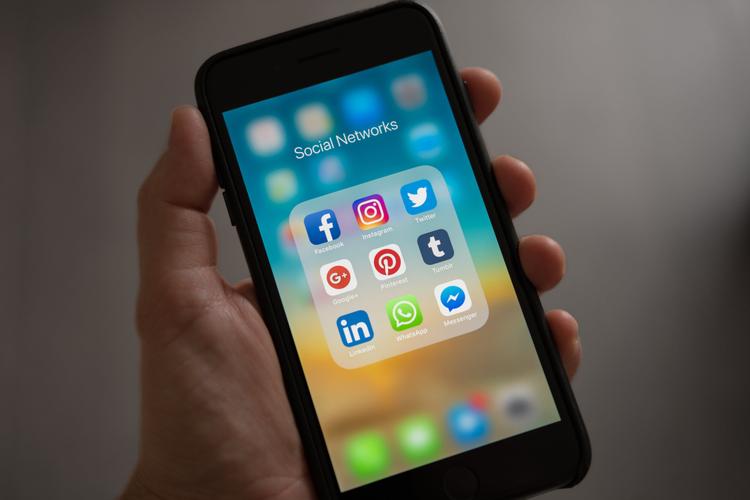 RELACIONES Y VÍNCULOS EN LAS REDES SOCIALES