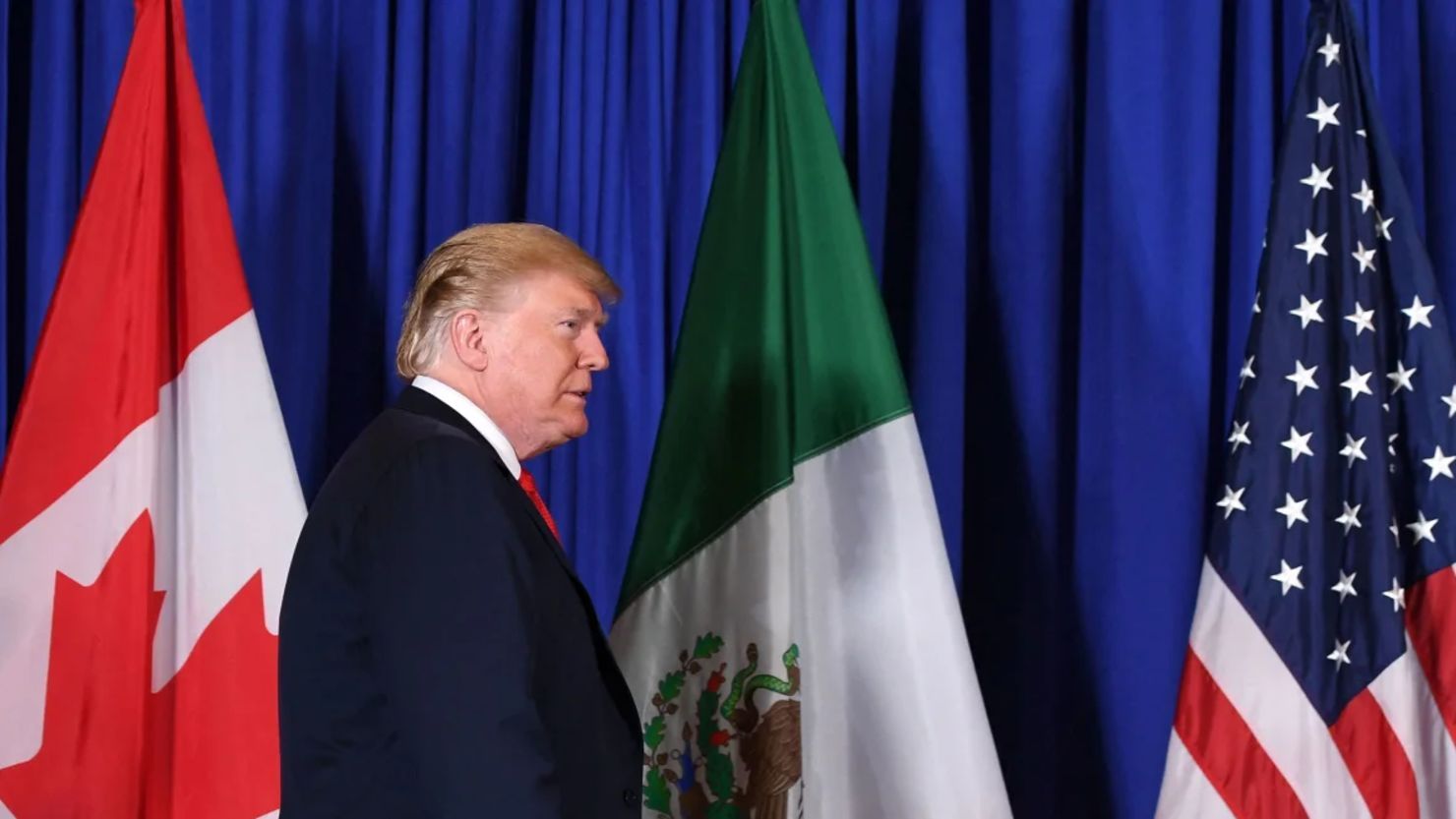 Trump concede un mes de prórroga a los aranceles a los automóviles que entren de México y Canadá