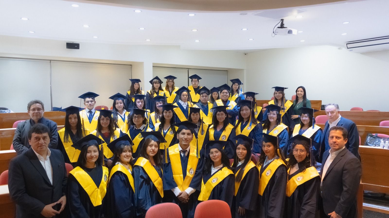 La Fundación Mercantil Santa Cruz – “Puedes Creer” celebra en La Paz a una nueva generación de graduados del Programa Becas