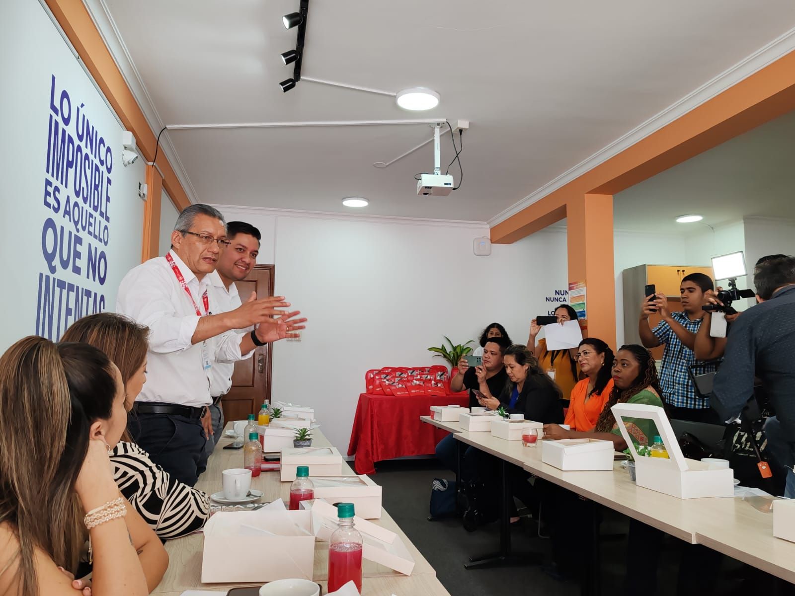 Pro Mujer festeja a los periodistas en su día