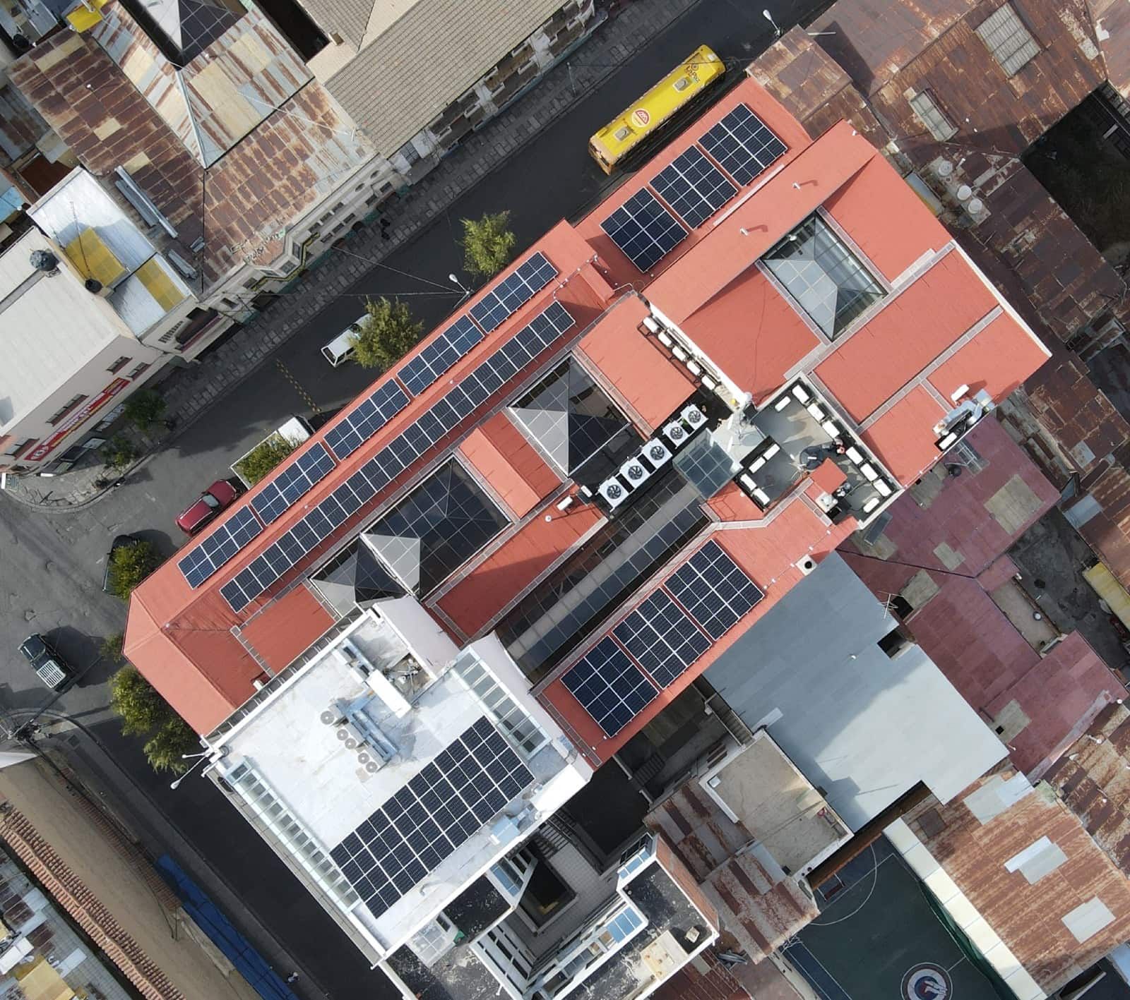 BancoSol inaugura su primer sistema fotovoltaico en su Oficina Nacional de La Paz y arranca su ruta de transición energética