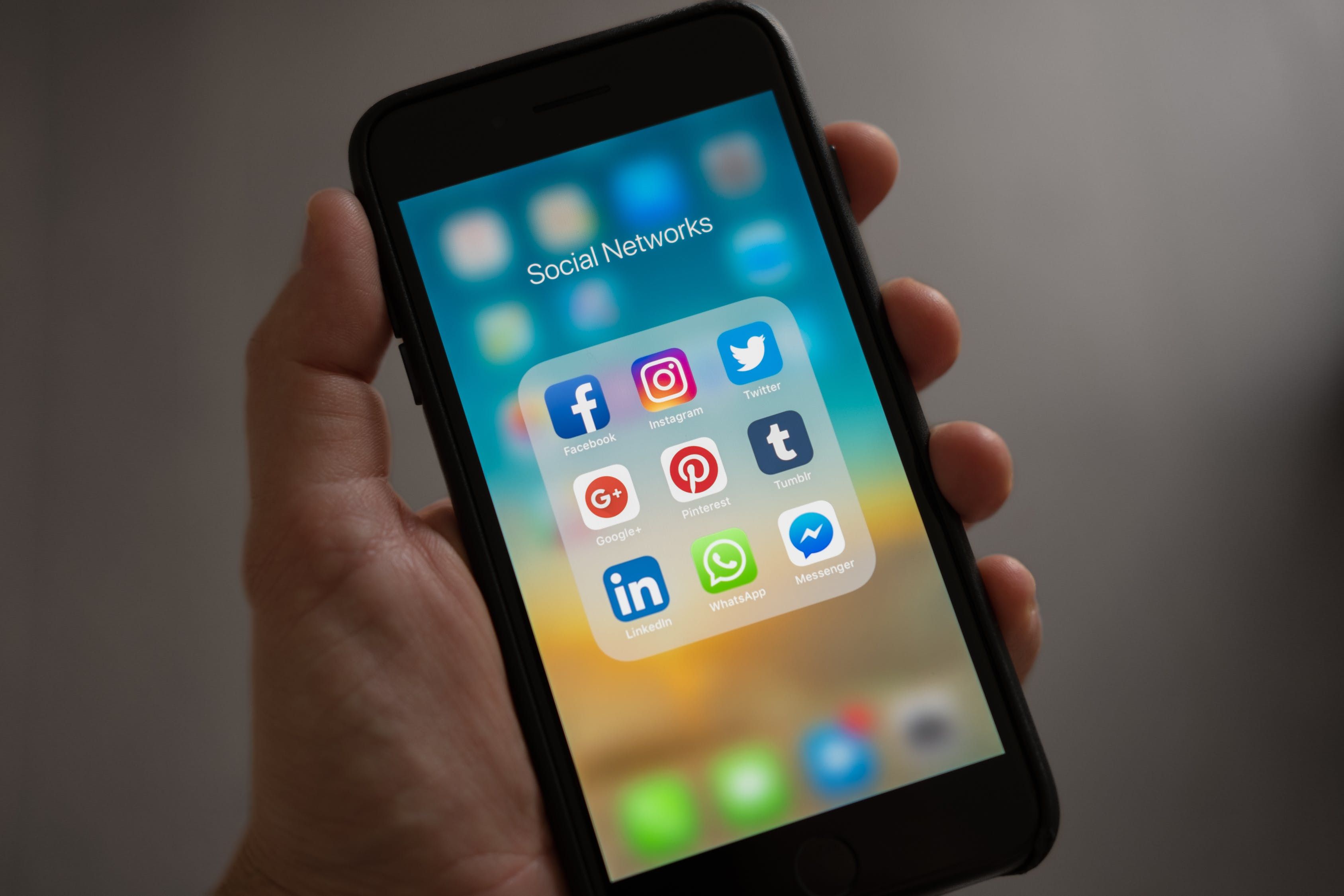 RELACIONES Y VÍNCULOS EN LAS REDES SOCIALES