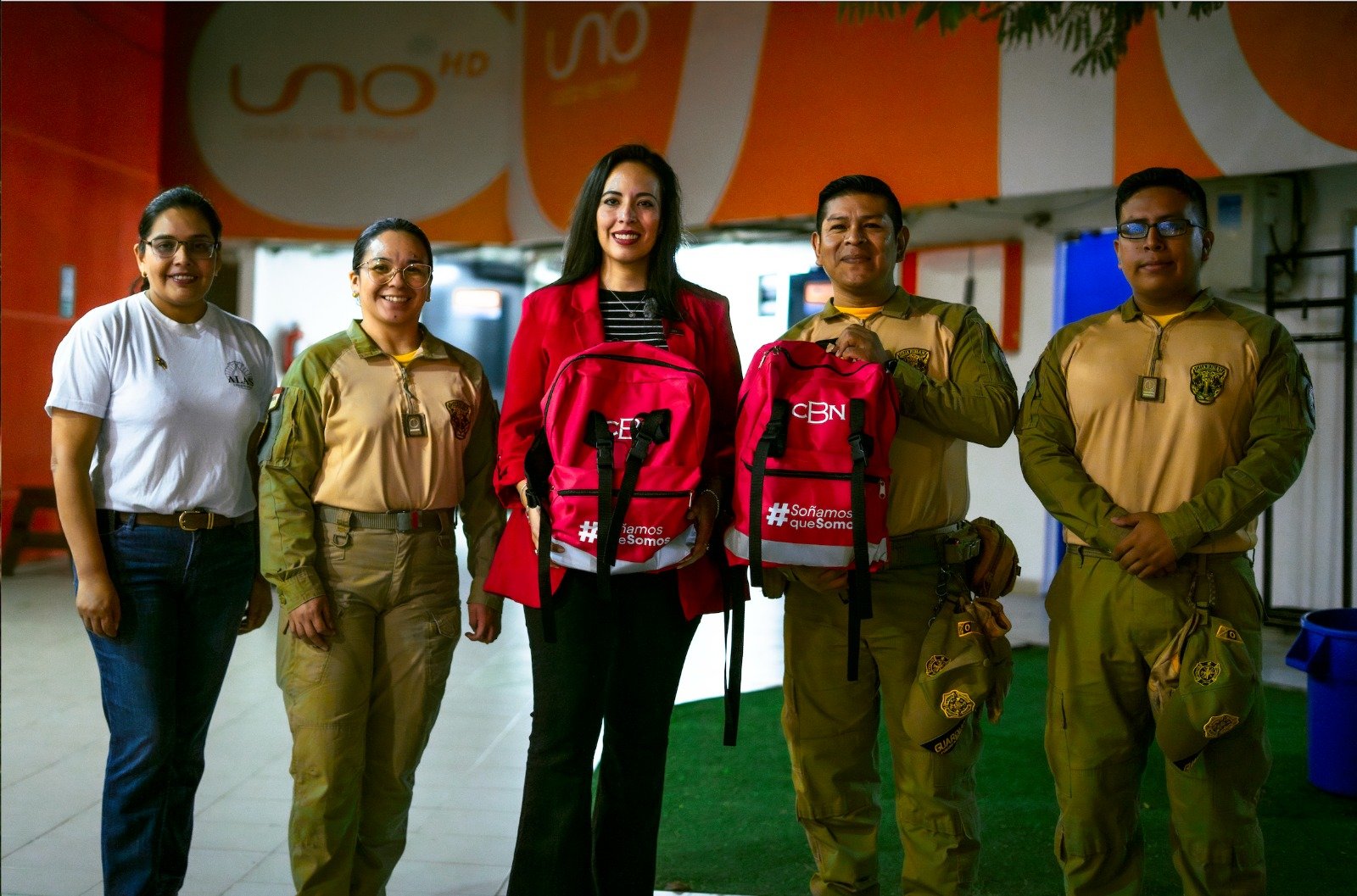 CBN entrega botiquines con más de 4.000 medicamentos a bomberos voluntarios que luchan contra el fuego