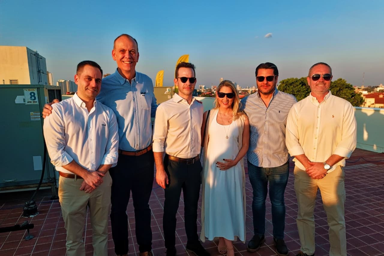 Multicenter marca un hito en Bolivia con la instalación de más de 500 paneles solares