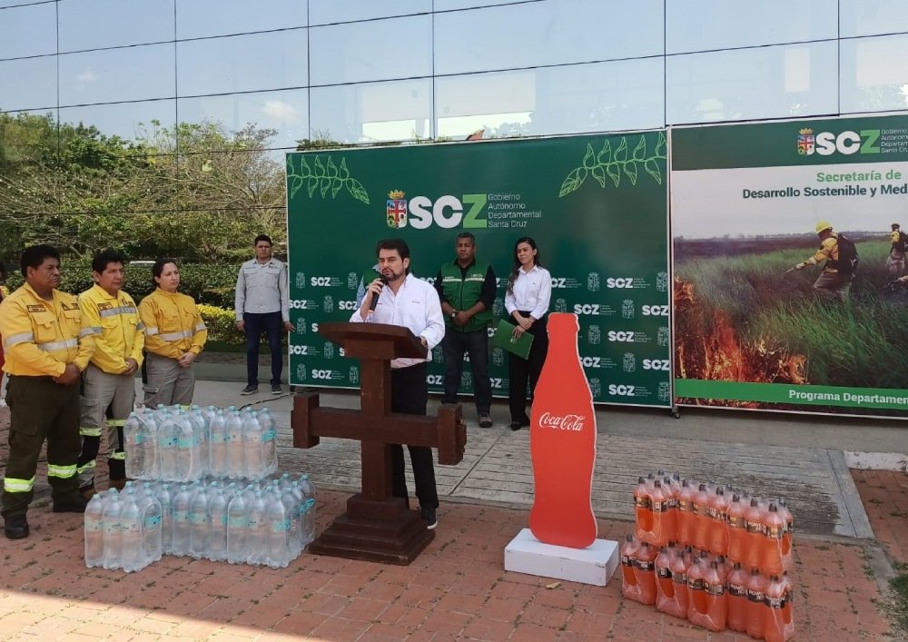 Embol entrega equipos y cerca de 8.000 litros de agua y bebidas hidratantes para luchar contra incendios