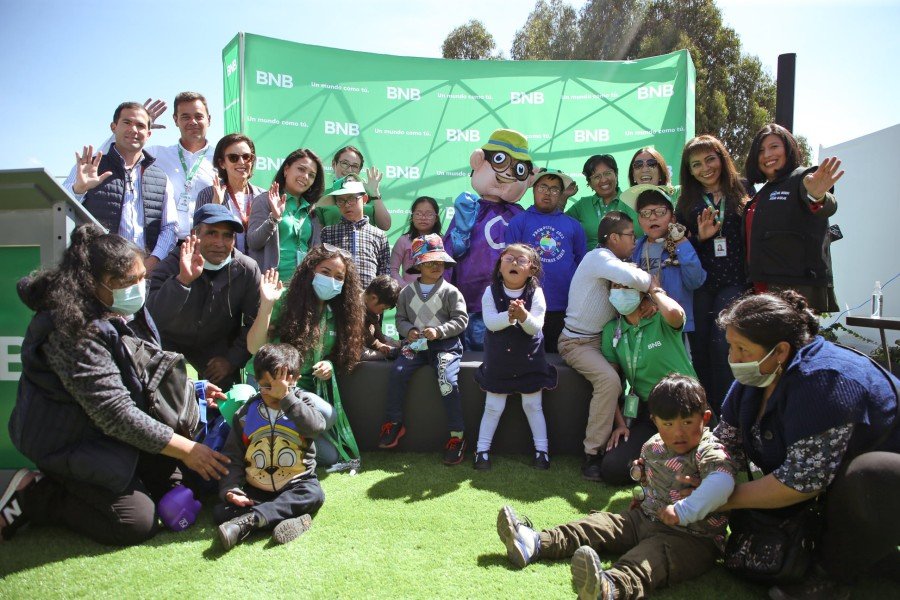 Banco Nacional entrega lentes a niños