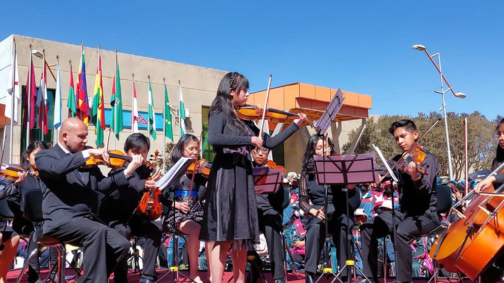 Niños y jóvenes alteños acceden a cursos gratuitos para interpretar instrumentos de cuerda
