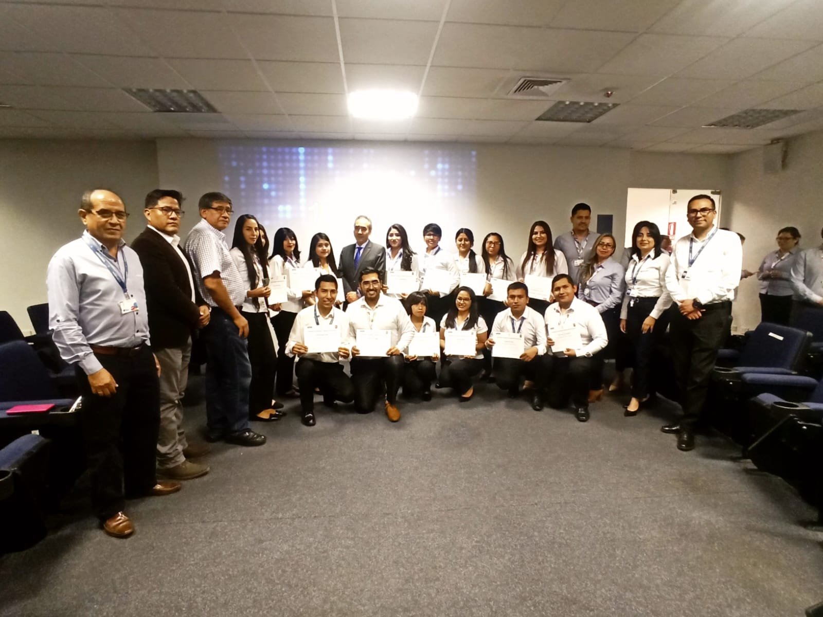 Banco Unión a través de un programa de capacitación denominado &quot;Semillero&quot; procederá a la contratación de cajeros para sus agencias.