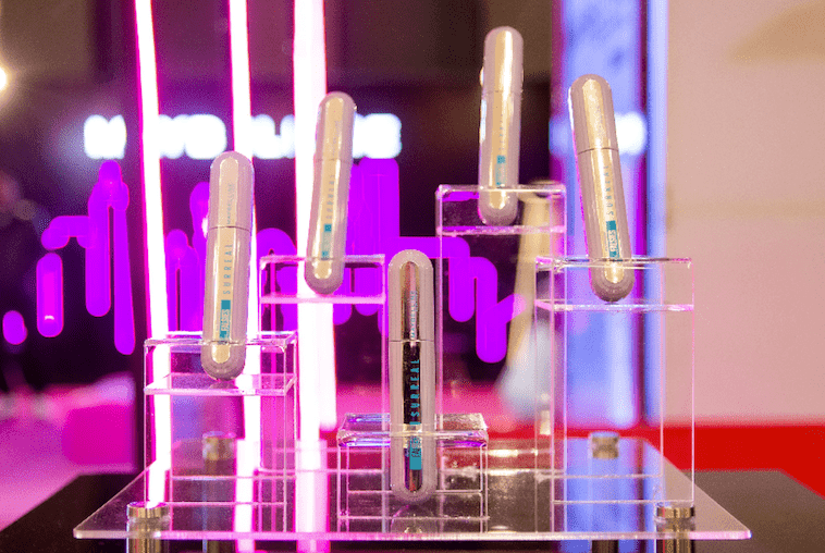 "Falsies Surreal", la nueva máscara de pestañas de Maybelline, impacta con una activación futurista en el Ventura Mall