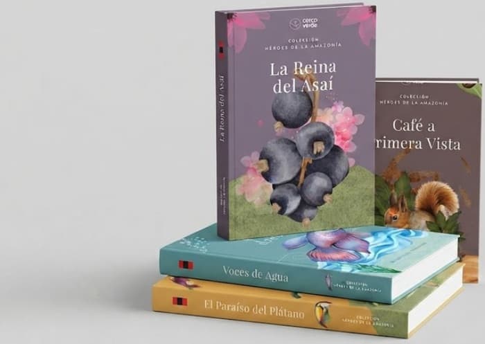 Libros de la Colección Héroes de la Amazonía apilados