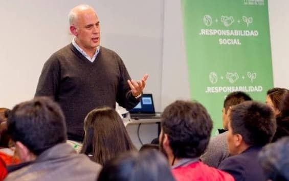 Guido Capra en una sesión de En Facilito frente a un grupo de participantes
