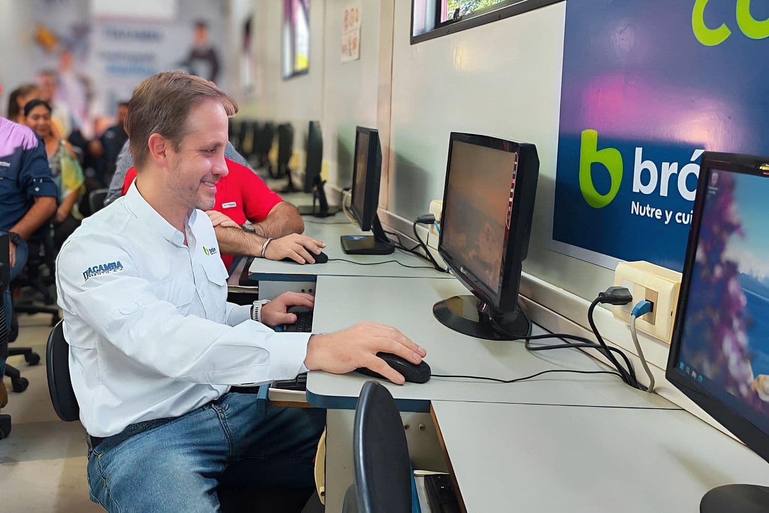 Bróter lleva la educación digital a San Miguel de Velasco con el aula móvil de Itacamba