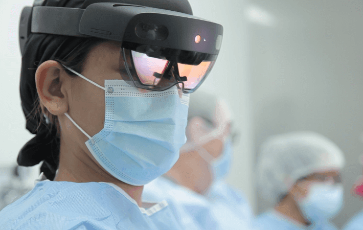 La Clínica Foianini realizó la primera cirugía asistida con realidad mixta