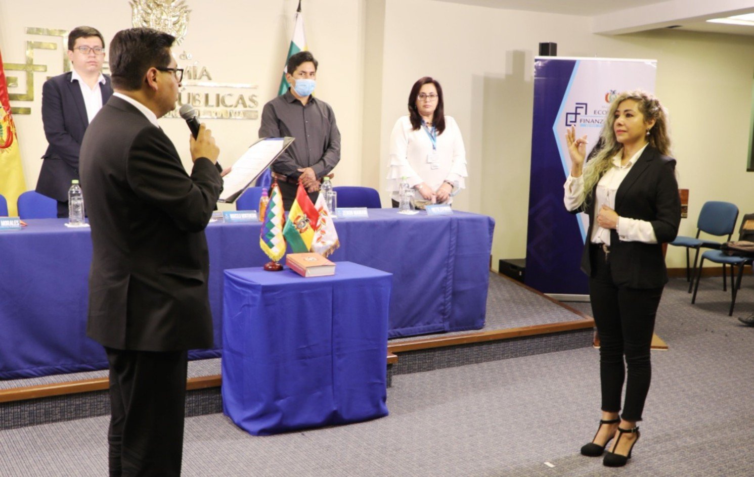 Karina Serrudo asume el mando de la Aduana