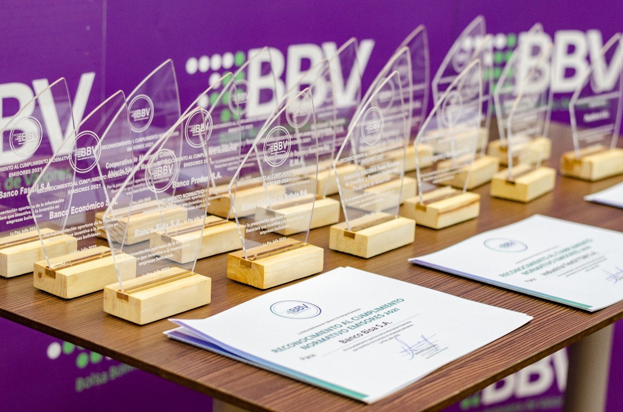 LA BOLSA BOLIVIANA DE VALORES REALIZÓ LA ENTREGA DEL RECONOCIMIENTO AL CUMPLIMIENTO NORMATIVO DE LA GESTIÓN 2021