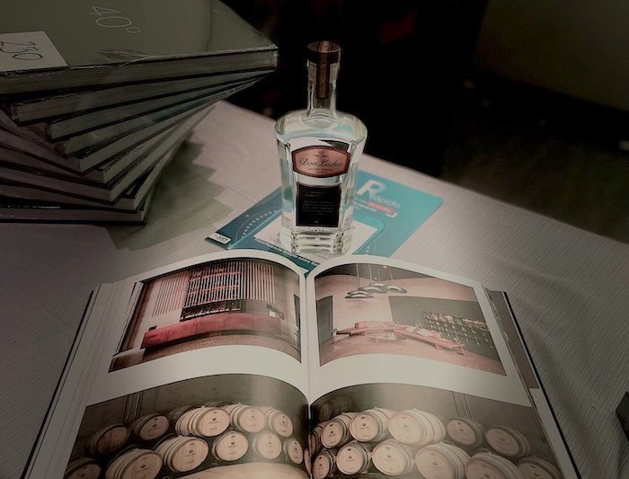 Libro de colección exhibe la historia y cultura del Singani en 260 páginas